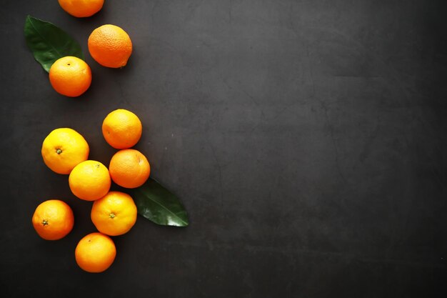 Agrumes sur fond gris. Mandarines avec des feuilles. Fruits de Noël.