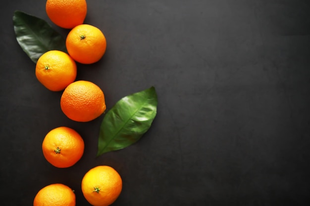 Agrumes sur fond gris Mandarines avec des feuilles de fruits de Noël