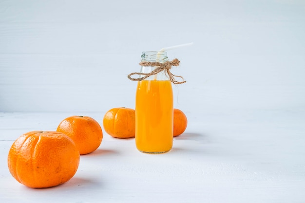 Agrumes frais et bouteilles de jus d'orange pressé