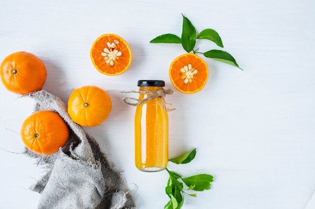 Agrumes frais et bouteilles de jus d'orange pressé