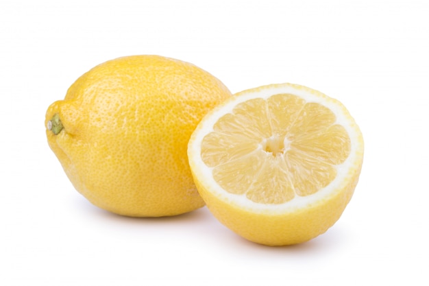 Agrumes jaune citron avec moitié citron