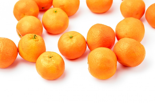 Agrumes de mandarine mûres isolés sur fond blanc