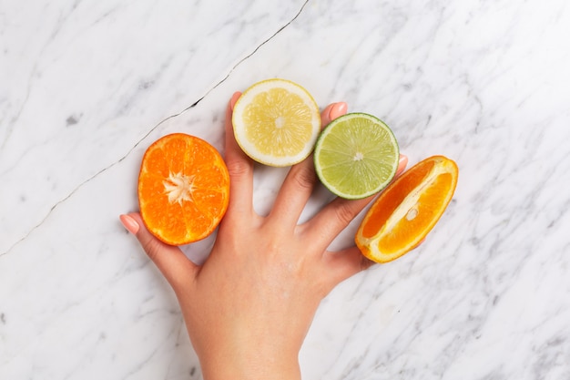 Les agrumes. Orange, citron, pamplemousse, mandarine et citron vert sur une pierre à la mode