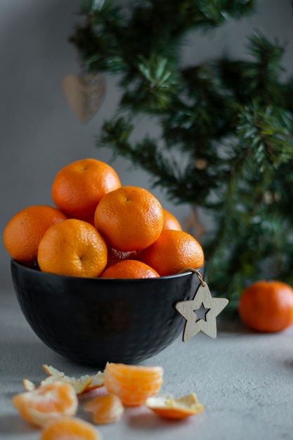 Agrumes orange dans une teinte sombre sur fond de branches vertes