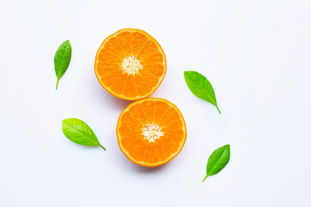 Agrumes orange frais sur blanc.