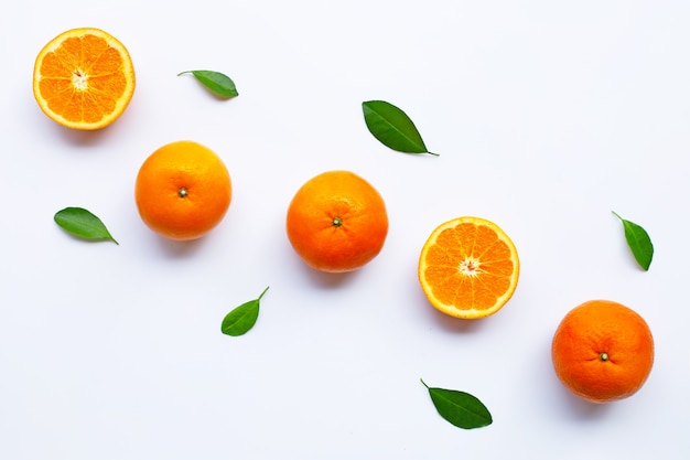 Agrumes orange frais avec des feuilles sur fond blanc.