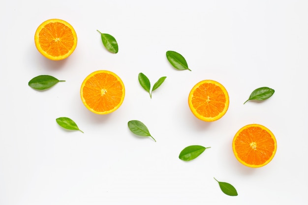 Agrumes orange frais avec des feuilles isolés sur blanc