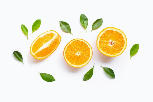 Agrumes orange frais avec des feuilles isolés sur blanc.