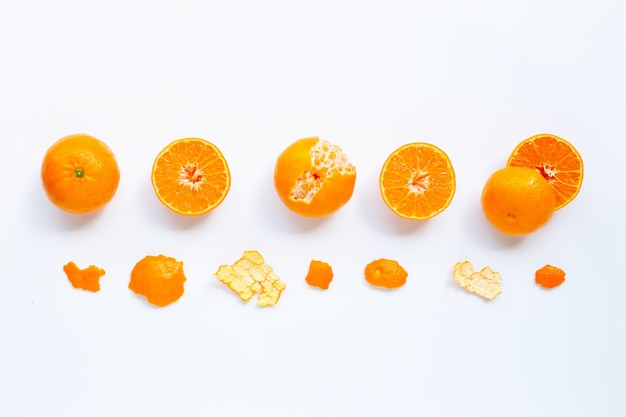 Agrumes orange frais isolés sur blanc.