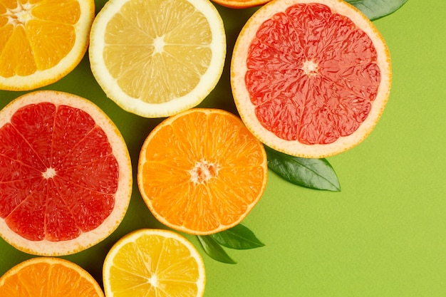 Agrumes, Plat De Fruits, Composition Minimale D'été Avec Pamplemousse, Citron, Mandarine Et Orange