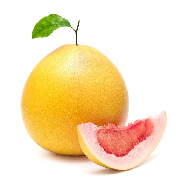 Agrumes Pomelo rouge avec une tranche isolée