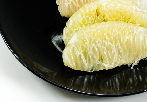 Photo agrumes de pomelo vert sur plat noir