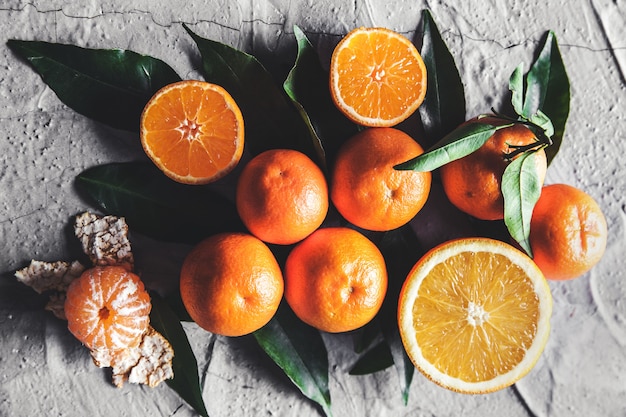 Agrumes sur table: mandarine, mandarine au couteau. Fruits juteux biologiques frais.