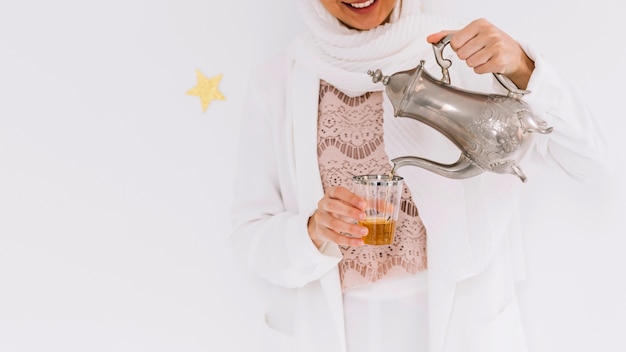 Photo aïd al-fitr concept avec une femme qui verse du thé