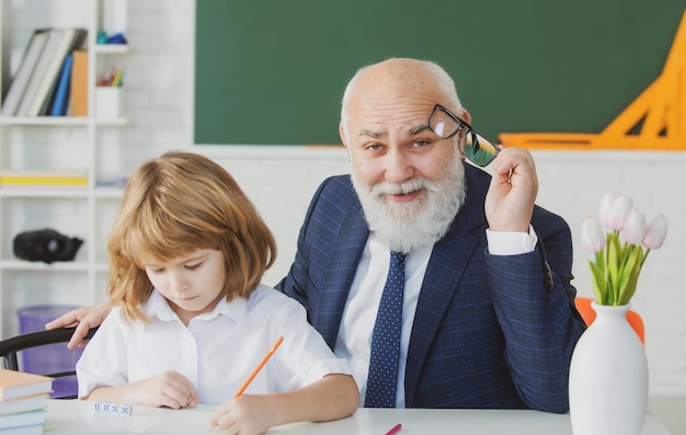 Aide à apprendre l'ancien enseignant avec le concept d'éducation de leçon d'école d'élève ancien enseignant avec écolier en c