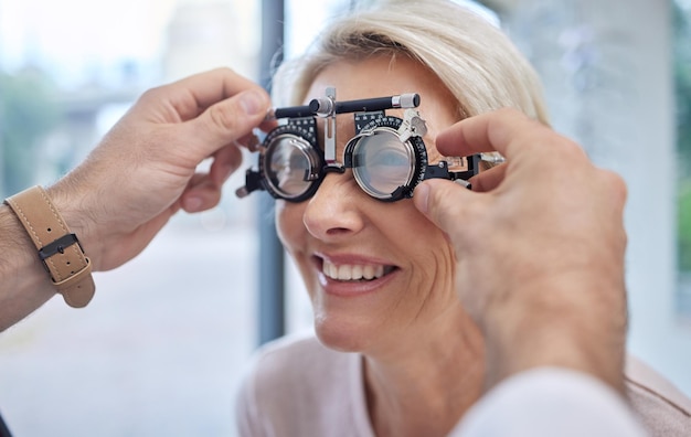 Aide des mains ou femme lors d'un examen de la vue ou d'un test de vision par un médecin optométriste ou un ophtalmologiste Opticien aidant un client heureux à voir ou à vérifier la santé du glaucome ou de la rétine lors d'une consultation