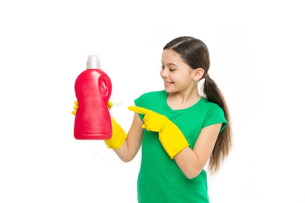 Aide à nettoyer. Utilisez un produit professionnel pour le nettoyage. Entretien des produits utiles. Les fournitures de nettoyage. Fille dans des gants en caoutchouc pour le nettoyage tenir grande bouteille en plastique savon chimique liquide fond blanc.