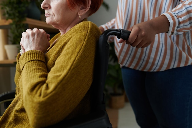 Aide soignante s'occupant d'une femme handicapée