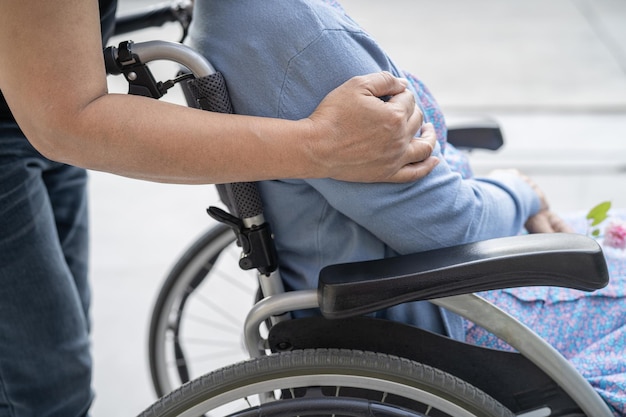 Aide et soins des soignants Asiatiques seniors ou personnes âgées vieille dame patiente assise sur un fauteuil roulant à l'hôpital de soins infirmiers, concept médical solide et sain