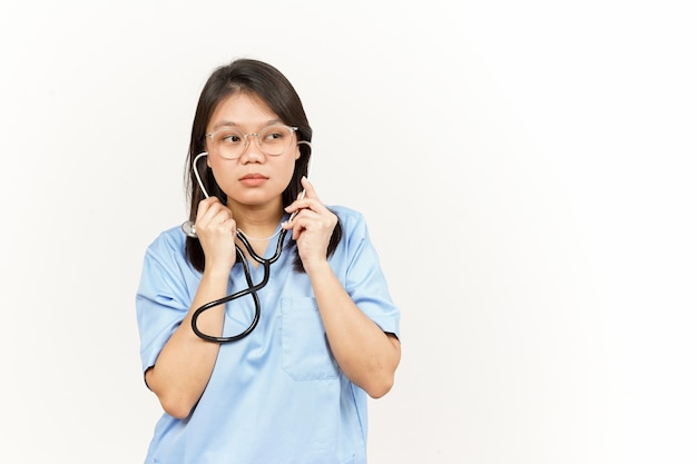 À l'aide d'un stéthoscope de jeune médecin asiatique isolé sur fond blanc