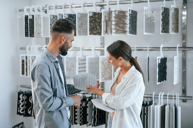 Aider le client Femme et homme est dans le magasin de biens pour la maison