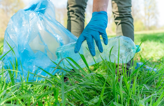 aider l'écologie de la planète en ramassant les ordures dans la nature