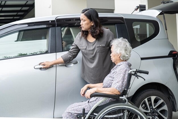Aidez et soutenez une patiente asiatique âgée ou âgée à se préparer à se rendre à sa voiture