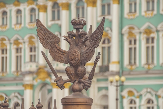 L'aigle à trois têtes avec épée et sceptre de pouvoir symbole de la Russie tsariste