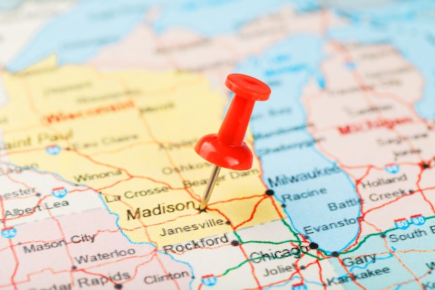 Aiguille de bureau rouge sur une carte des États-Unis, du Michigan et de la capitale Lansing. Close up map of Michigan avec tack rouge