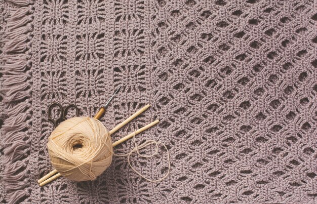 Aiguilles à tricoter en bois, ciseaux et fil brillant