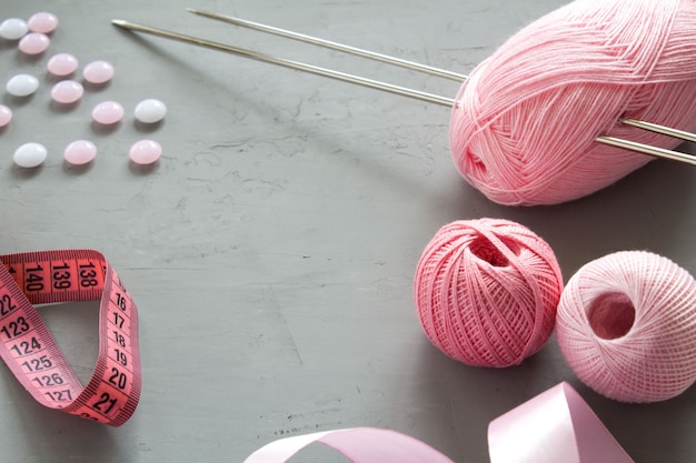 Aiguilles à tricoter et à tricoter rose sur fond gris