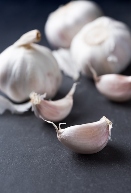 ail blanc sur fond noir, la plupart des ingrédients pour cuire la nourriture thaïlandaise