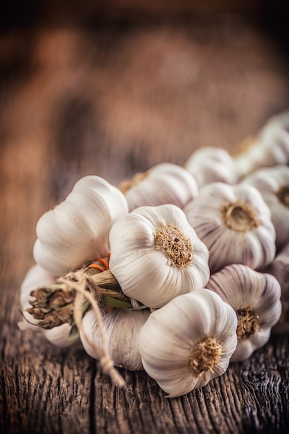 Ail. Bulbes d'ail. Ail frais sur table en chêne rustique.