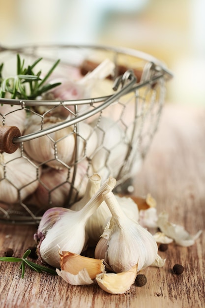 Ail cru et épices sur table en bois