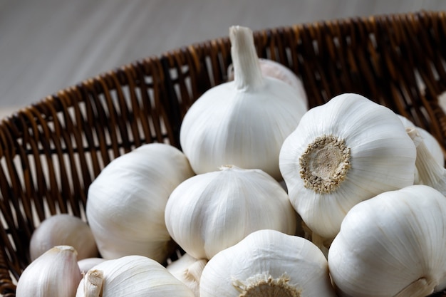 L'ail dans un bol en bois est prêt à cuire dans la cuisine.