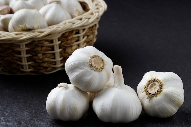 L'ail dans un bol en bois est prêt à cuire dans la cuisine.