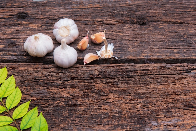 Ail divisé pétales sur un vieux fond en bois