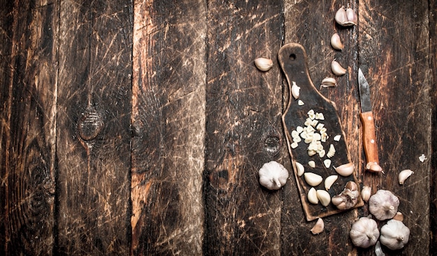 L'ail épicé sur l'ancienne planche. Sur la vieille table en bois.