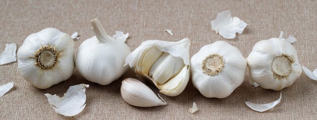 L'ail est prêt à cuire dans la cuisine.