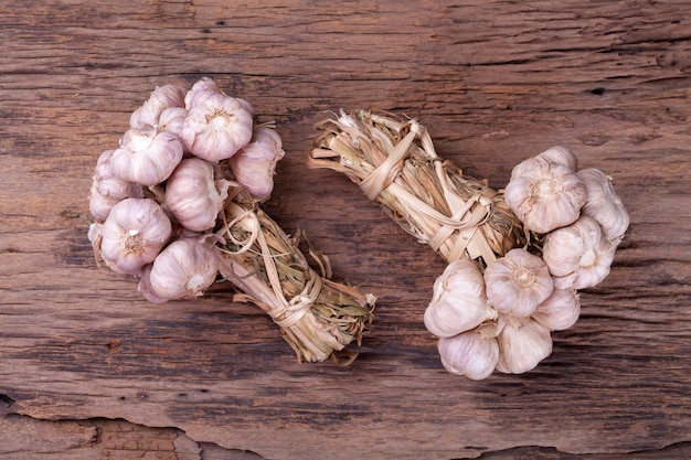 Ail sur fond en bois