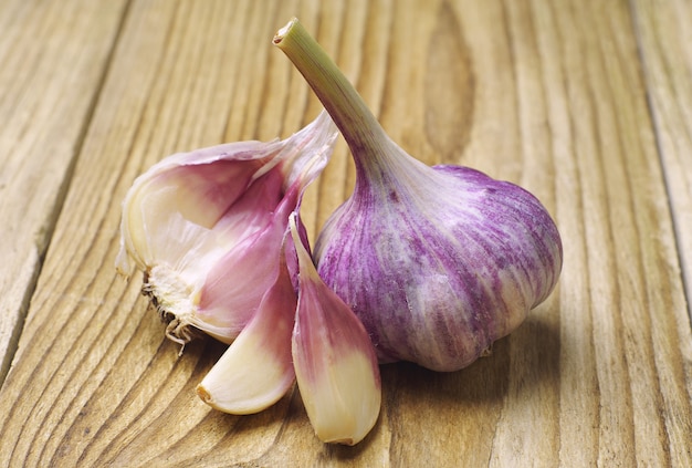 Ail frais sur un fond en bois