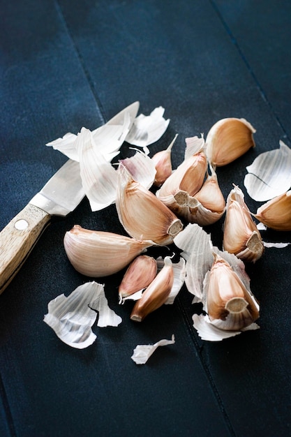 Ail frais naturel et un couteau sur une table