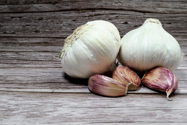 Ail frais sur table en bois rustique