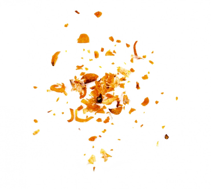 Ail frit isolé sur fond blanc