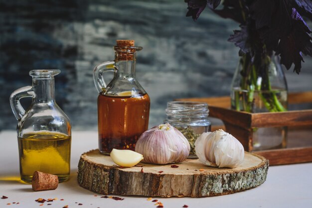 Ail, huile d'olive, flocons de persil, graines de poivre séchées.