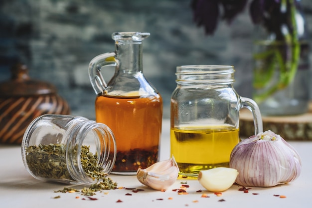 Ail, huile d'olive, flocons de persil, graines de poivre séchées.