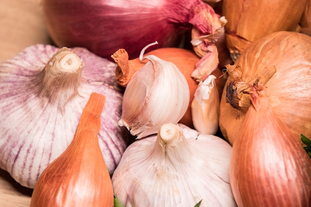 Ail oignon échalote persil sur une planche de bois