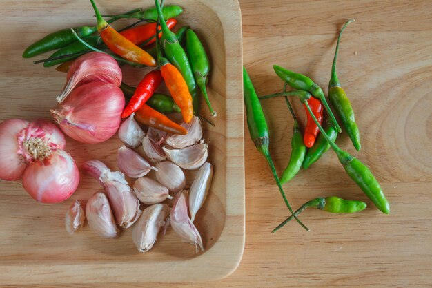 Ail d&#39;oignon et piment sur bois