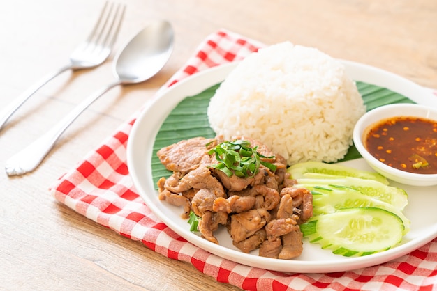 Ail de porc grillé avec riz avec sauce épicée à l'asiatique