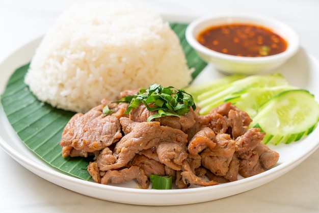 ail de porc grillé avec riz avec sauce épicée